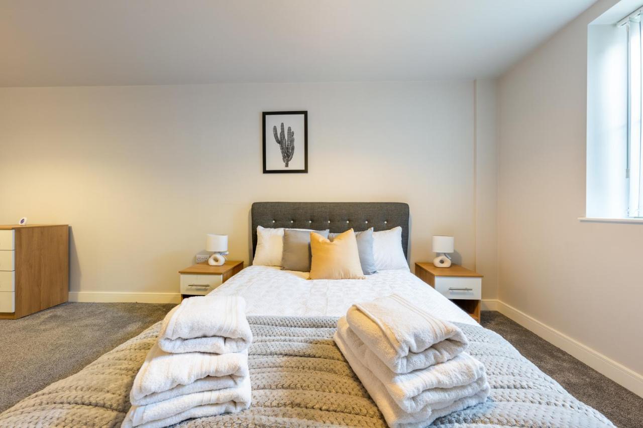 Lovely 4-Sleeper Apartment In Central Slough With Free Parking Extérieur photo