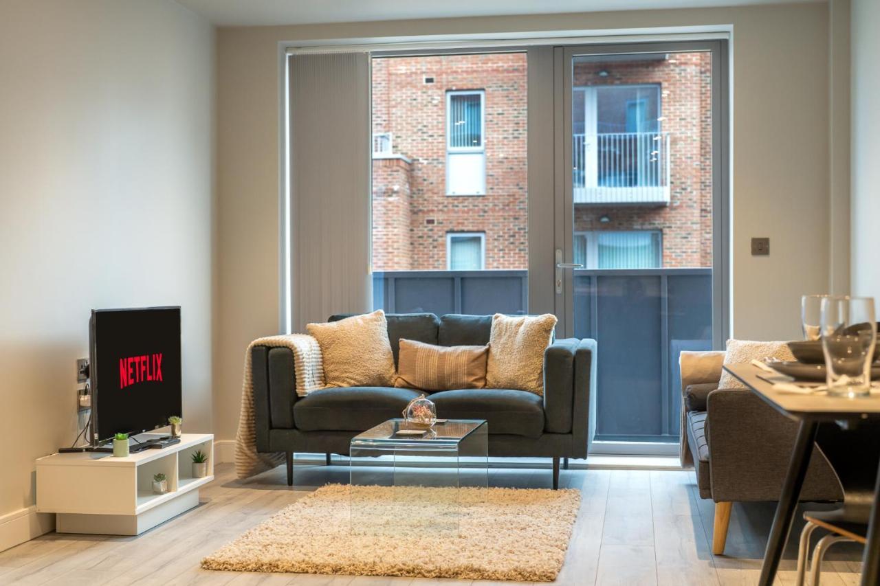 Lovely 4-Sleeper Apartment In Central Slough With Free Parking Extérieur photo