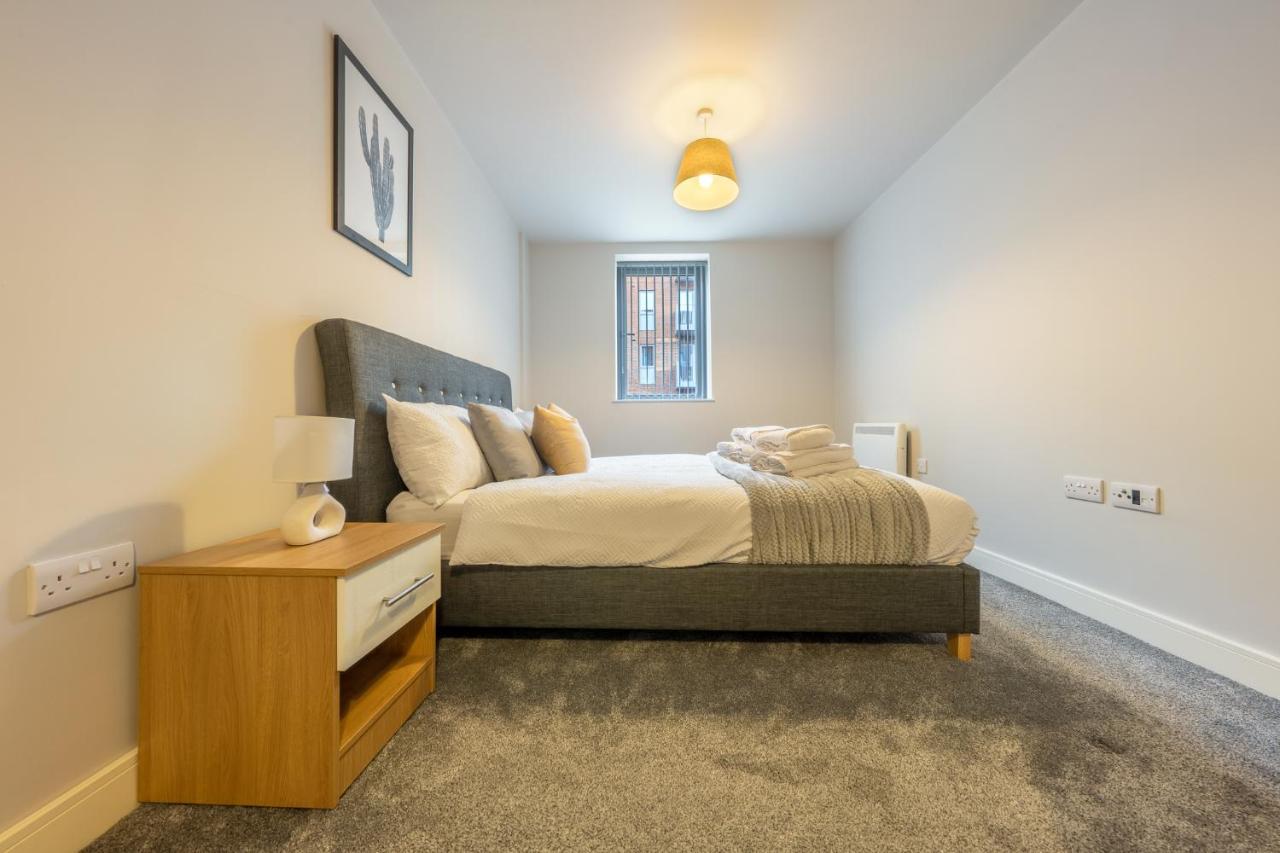 Lovely 4-Sleeper Apartment In Central Slough With Free Parking Extérieur photo
