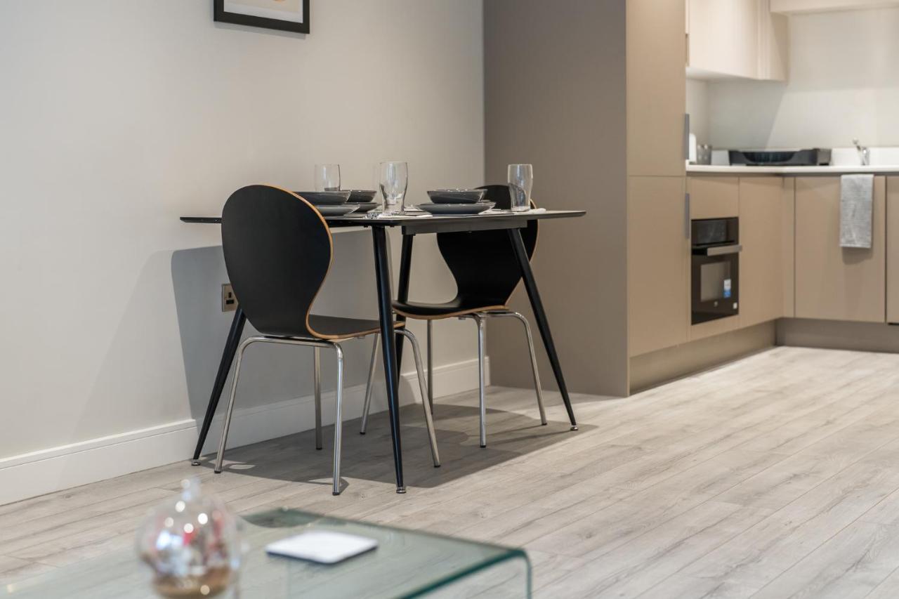 Lovely 4-Sleeper Apartment In Central Slough With Free Parking Extérieur photo