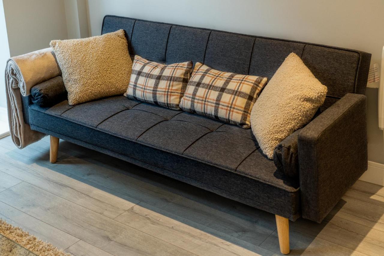 Lovely 4-Sleeper Apartment In Central Slough With Free Parking Extérieur photo