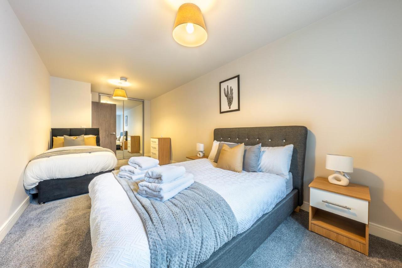 Lovely 4-Sleeper Apartment In Central Slough With Free Parking Extérieur photo