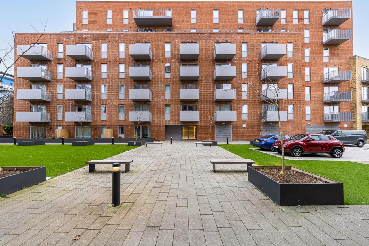 Lovely 4-Sleeper Apartment In Central Slough With Free Parking Extérieur photo