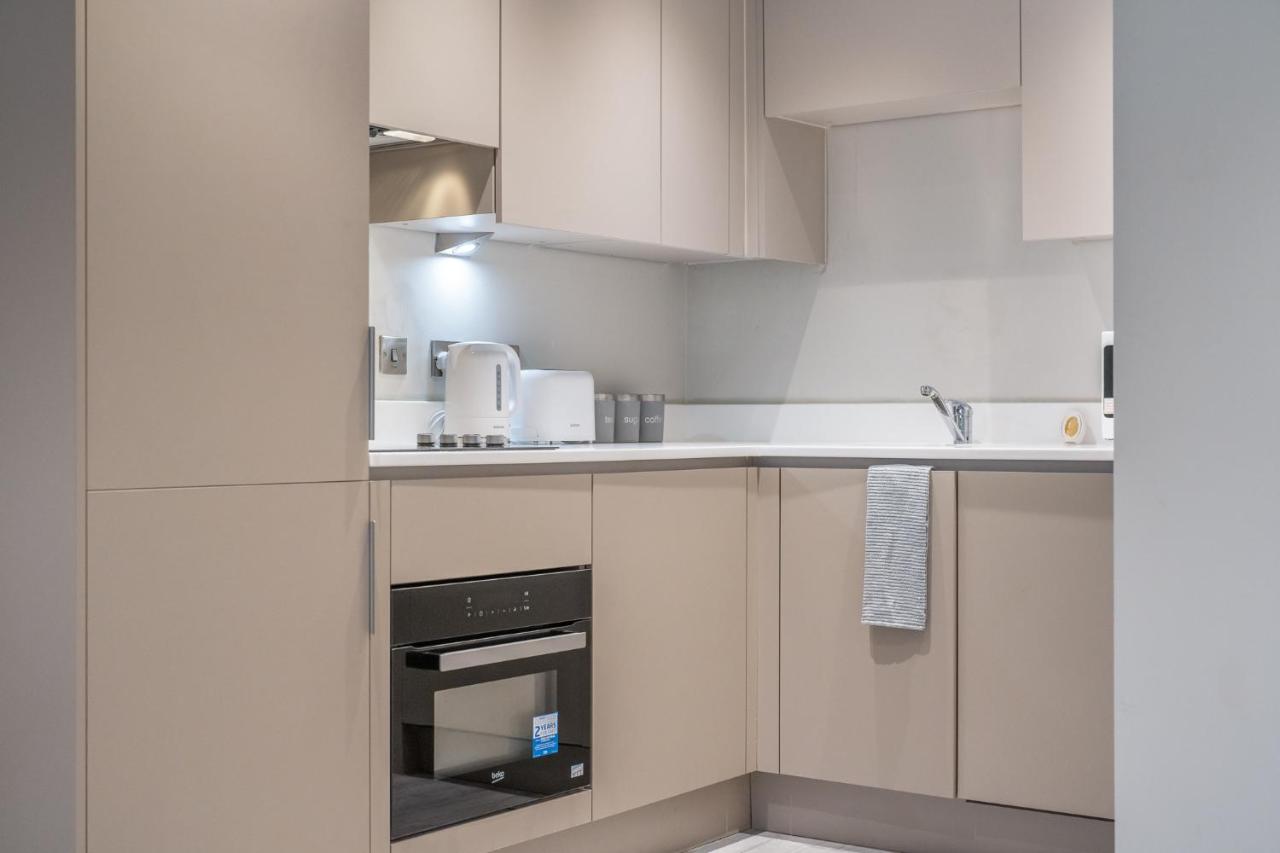 Lovely 4-Sleeper Apartment In Central Slough With Free Parking Extérieur photo