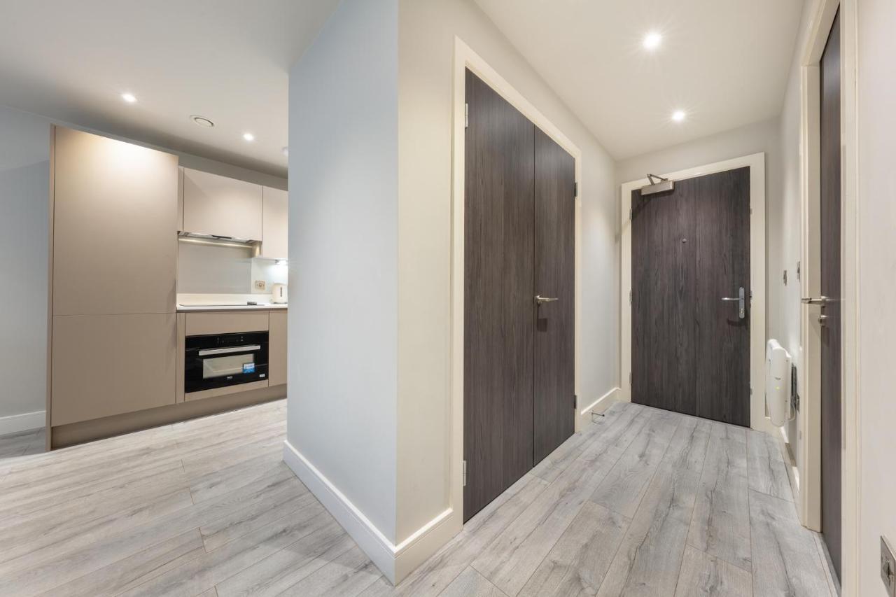 Lovely 4-Sleeper Apartment In Central Slough With Free Parking Extérieur photo